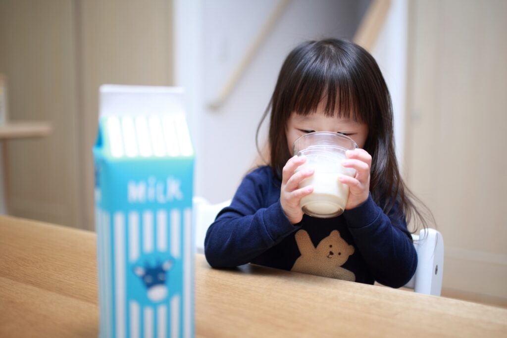 牛乳 (ミルク 子供 風呂上がり 幼児 女の子 2才 2歳 飲み物 ドリンク パジャマ 寝巻き)