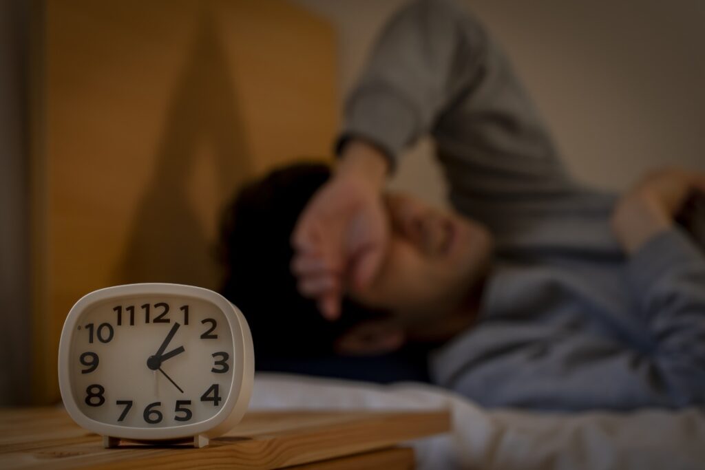 睡眠に障害が出る男性のイメージ画像