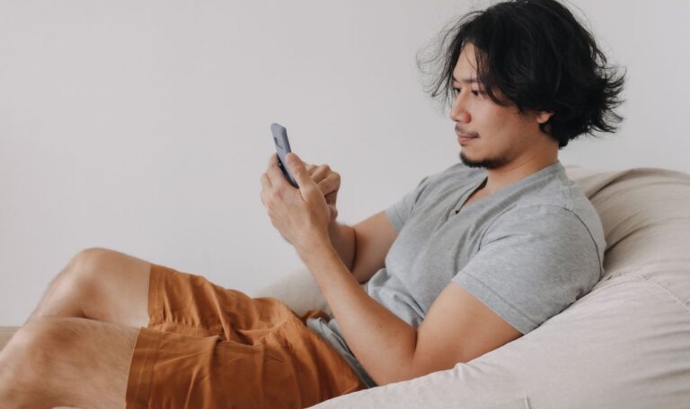 彼女いるのにほかの女とLINEする理由と対処法