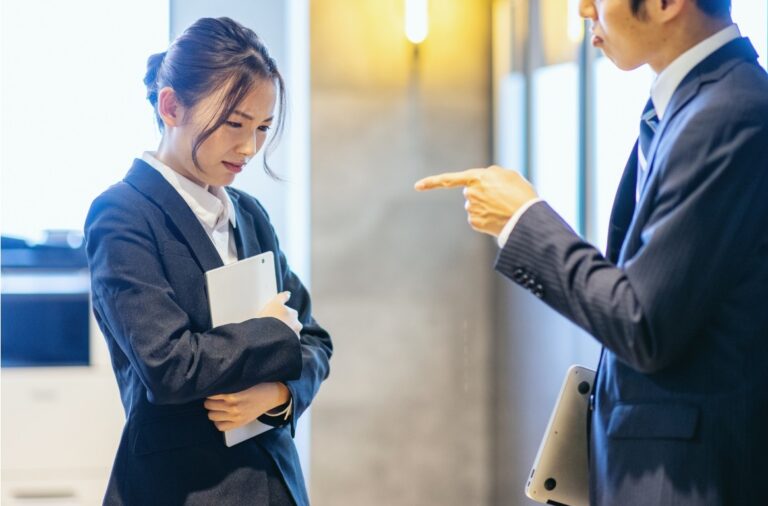指摘されると腹が立つ心理は自己防衛本能!なぜ腹が立つのか徹底解説!