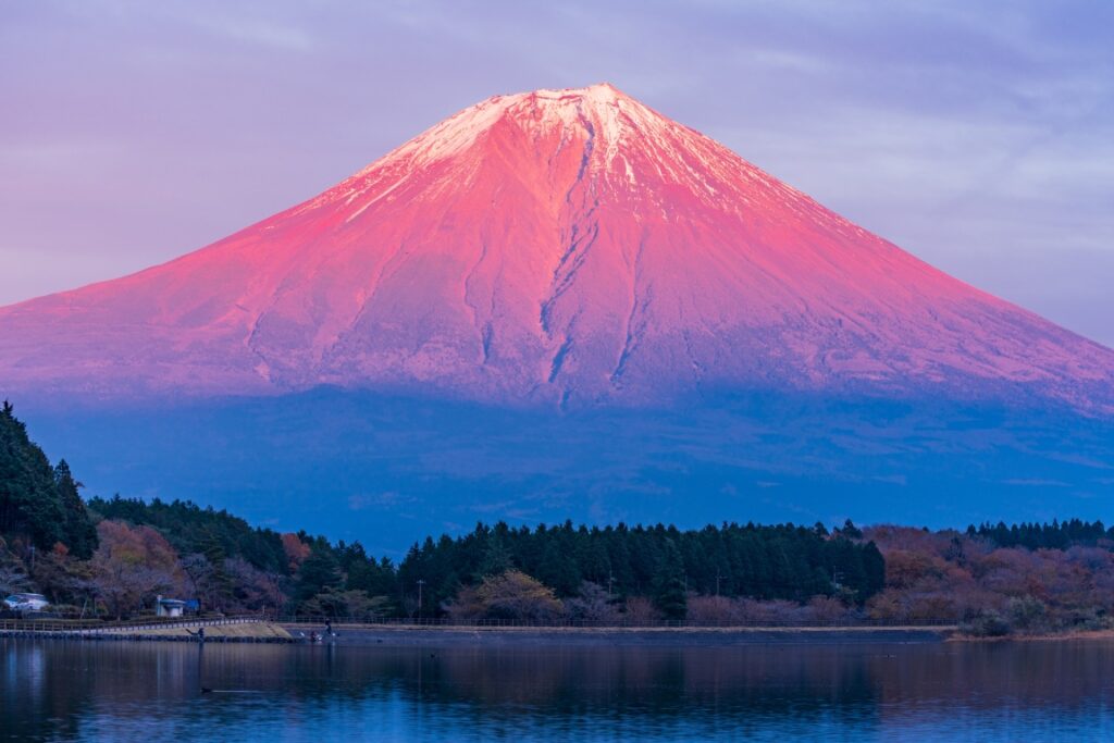 （静岡県）田貫湖から望む富士山　秋　夕景  