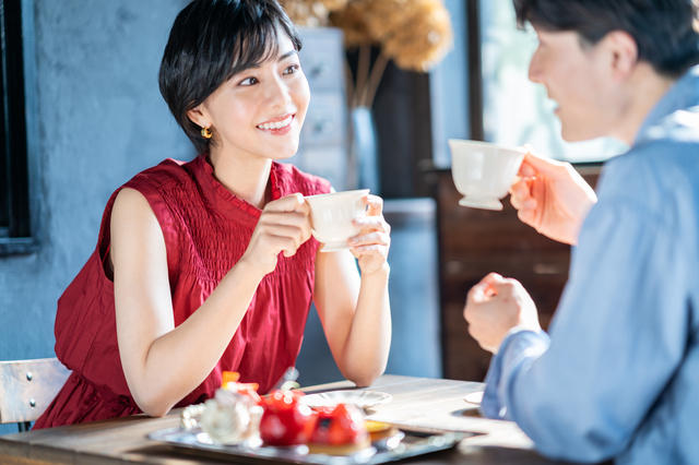 会話するカップル