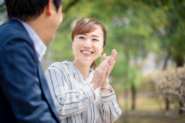 褒める女性