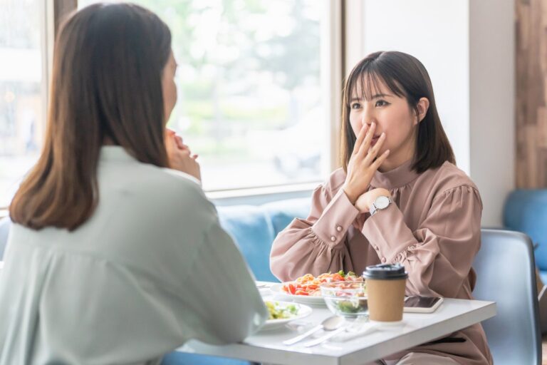 付き合ってることを隠す女性の心理15選！抱えがちな問題や状況別に解説