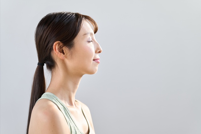 瞑想する女性