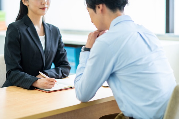 相談する男性