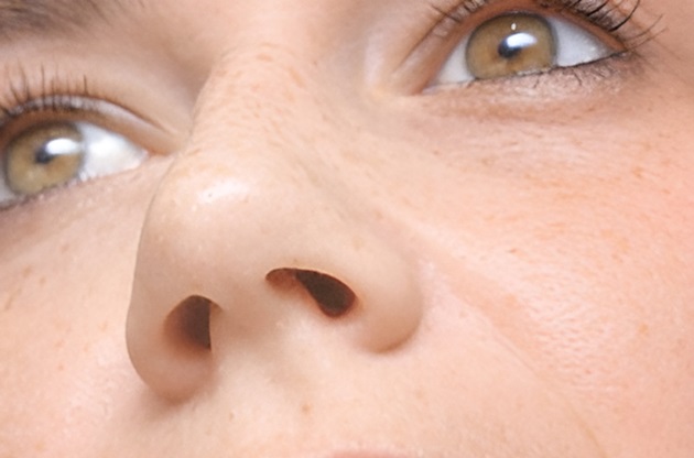 女性の鼻