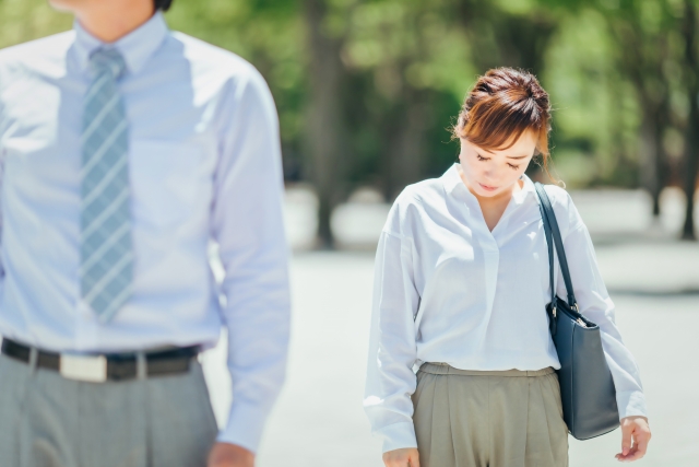 がっかりする女性