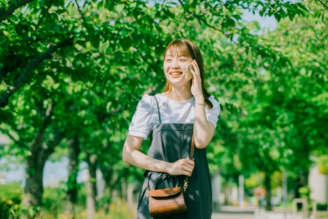 電話をしながら歩く女性