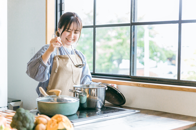 料理をする女性