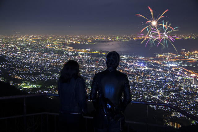 夜景を見るカップル