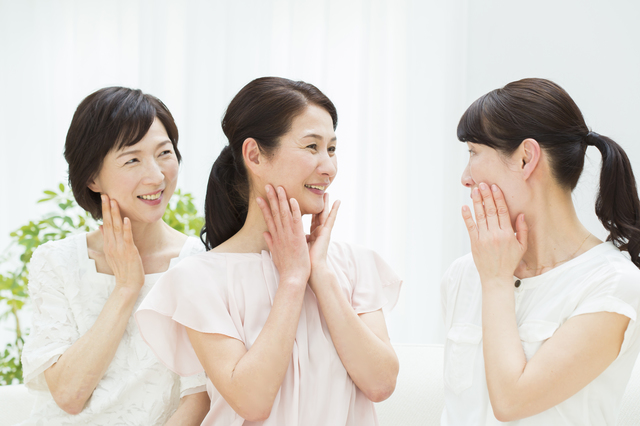 会話する女性　褒める