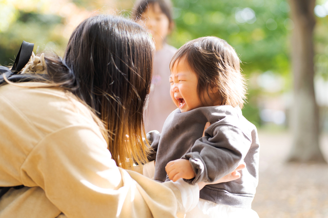 泣く子供と母親