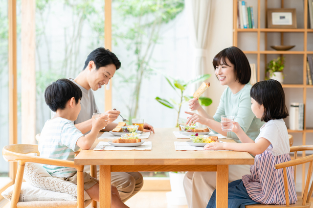 食事をする家族