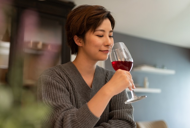 ワインを飲む女性