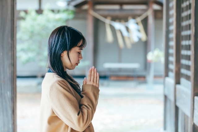 神社に参拝する女性