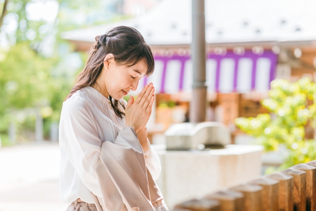 神社に参拝する女性