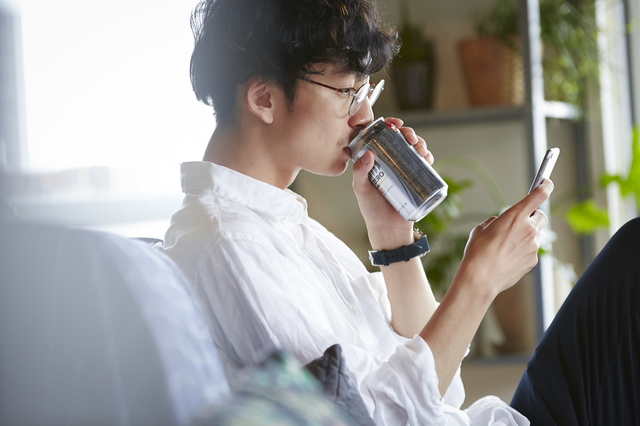 ビールを飲む男性