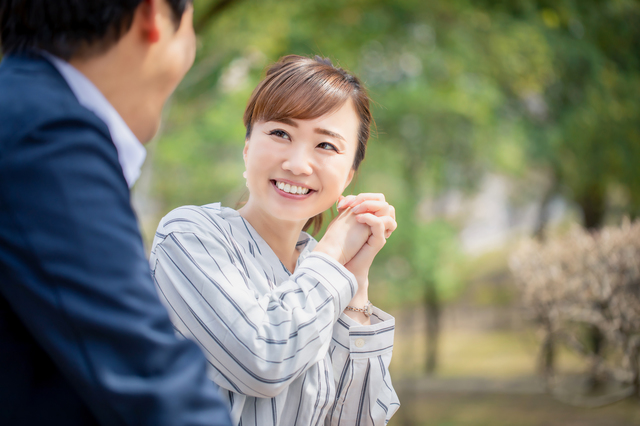 男性を褒める女性