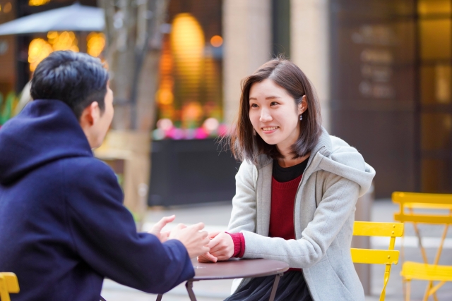 会話するカップル