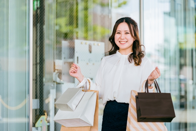 散財する女性　ショッピング