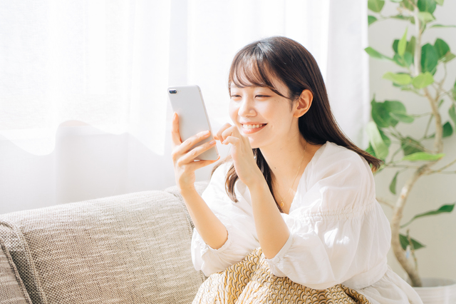 スマホで返信する女性