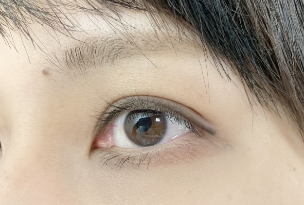 女性の左目