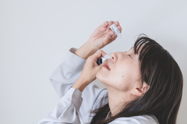 目薬を差す