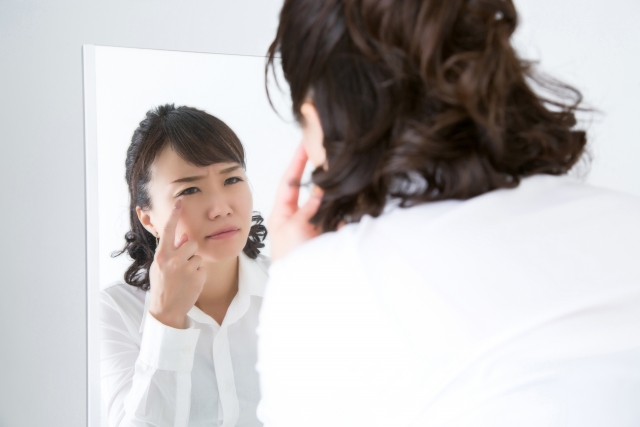 目を気にする女性