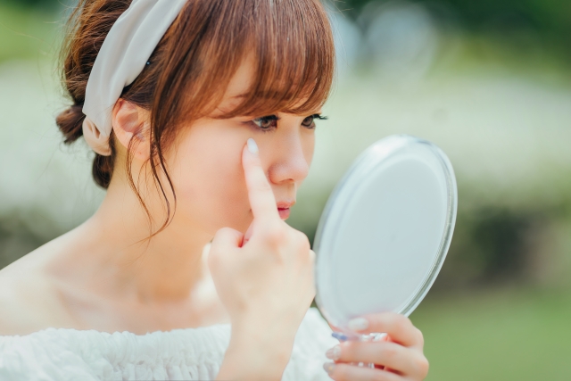 目を気にする女性