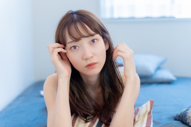 見つめる女性