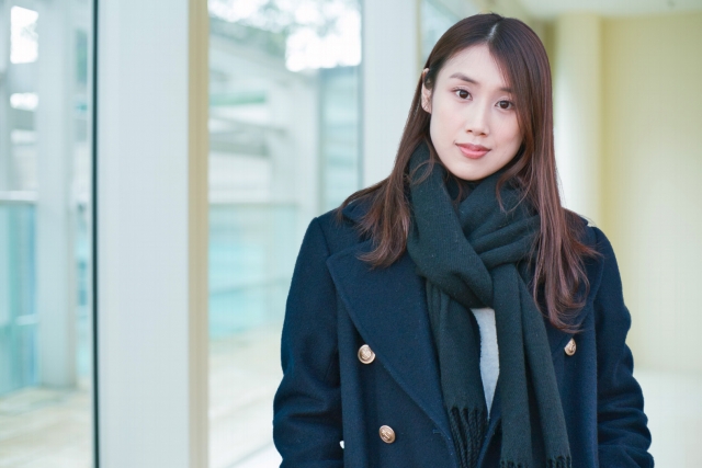 無表情な女性
