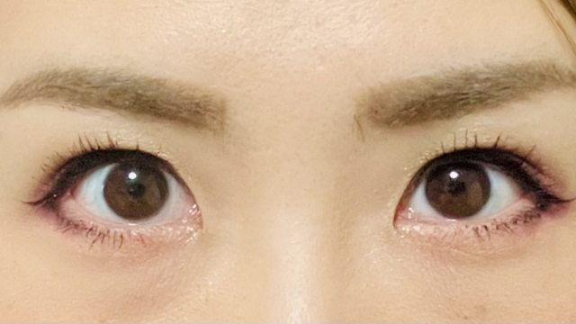 女性の目元