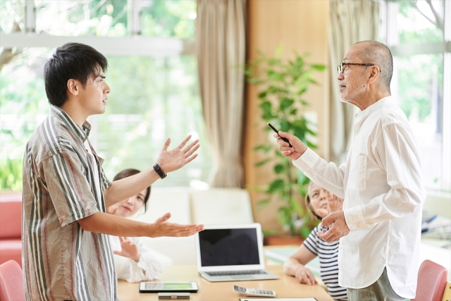 両親とけんかをする男性