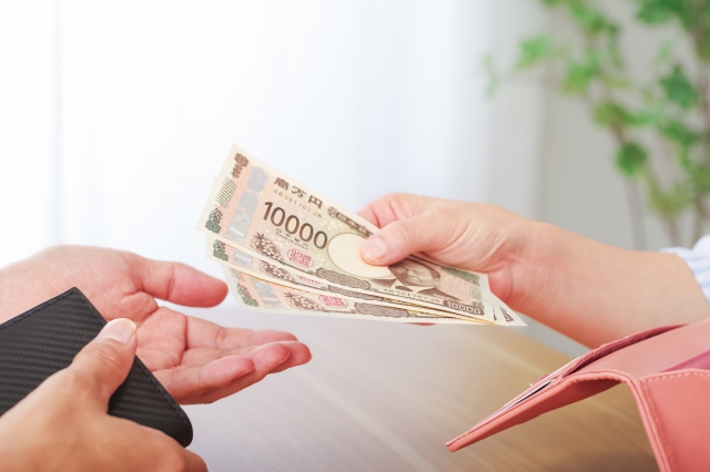 お金を渡す女性