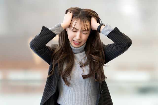 頭を抱える女性
