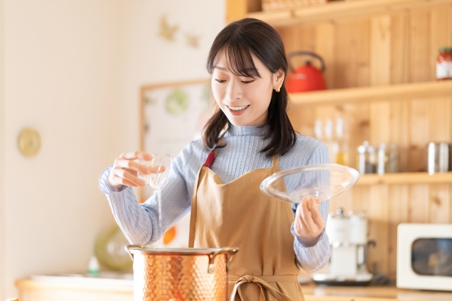 料理をする女性