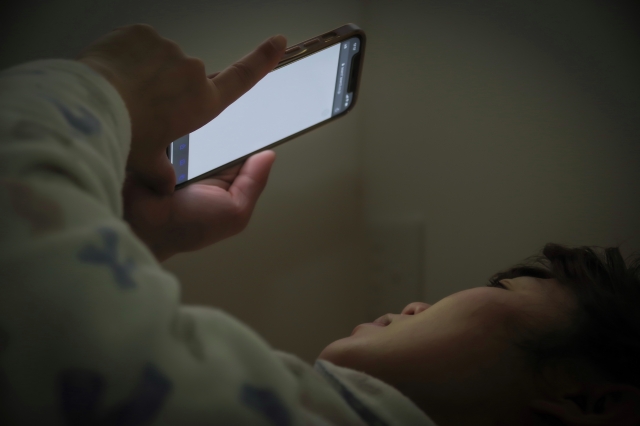夜更かし ベッドでスマホ